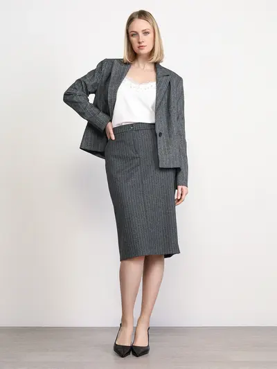 Юбка серого цвета в полоску со шлицей сзади